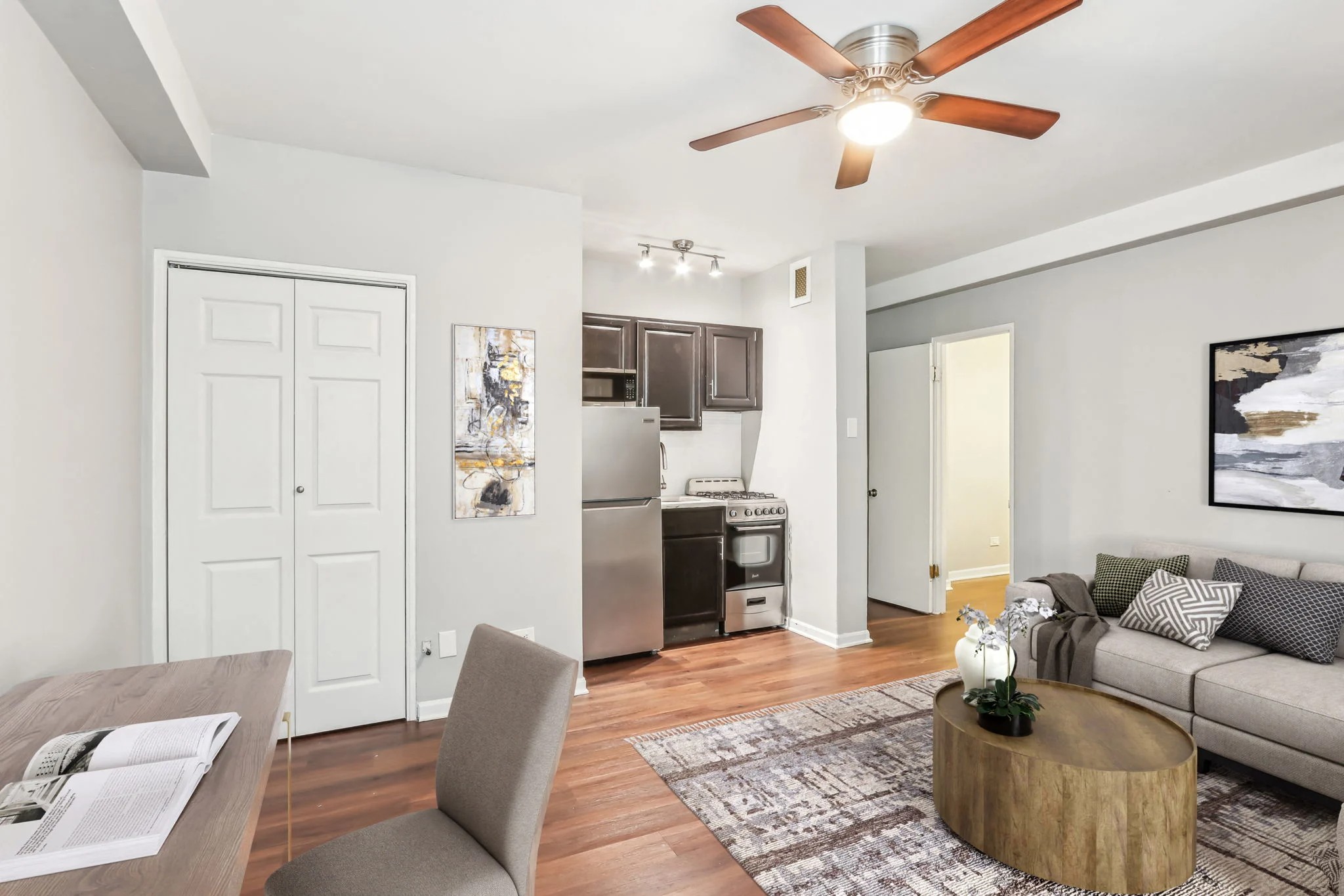 Kitchen and living room of a studio apartment with a den at The Oliver on LaSalle