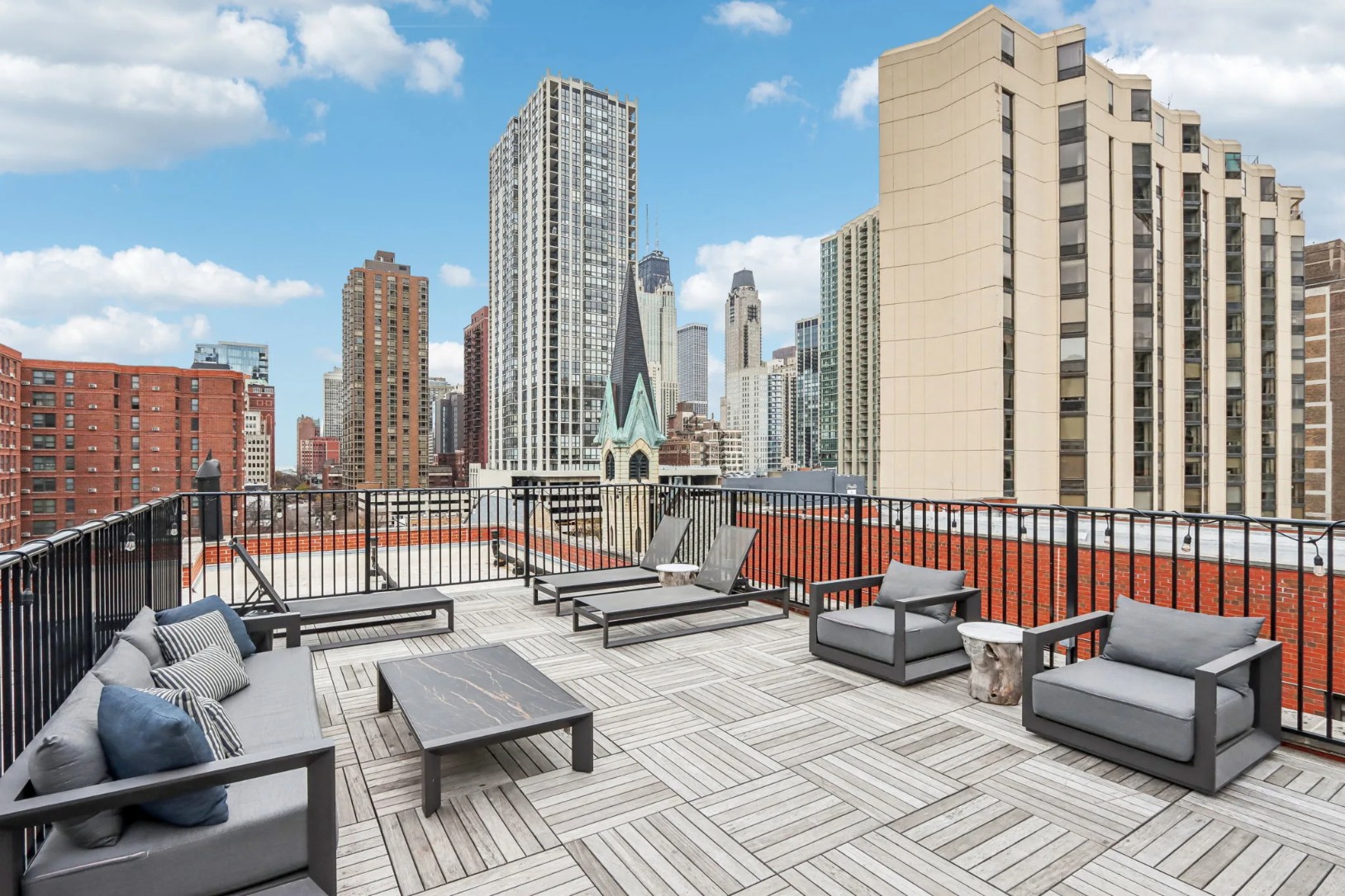 Rooftop patio with downtown Chicago views at The Oliver on LaSalle
