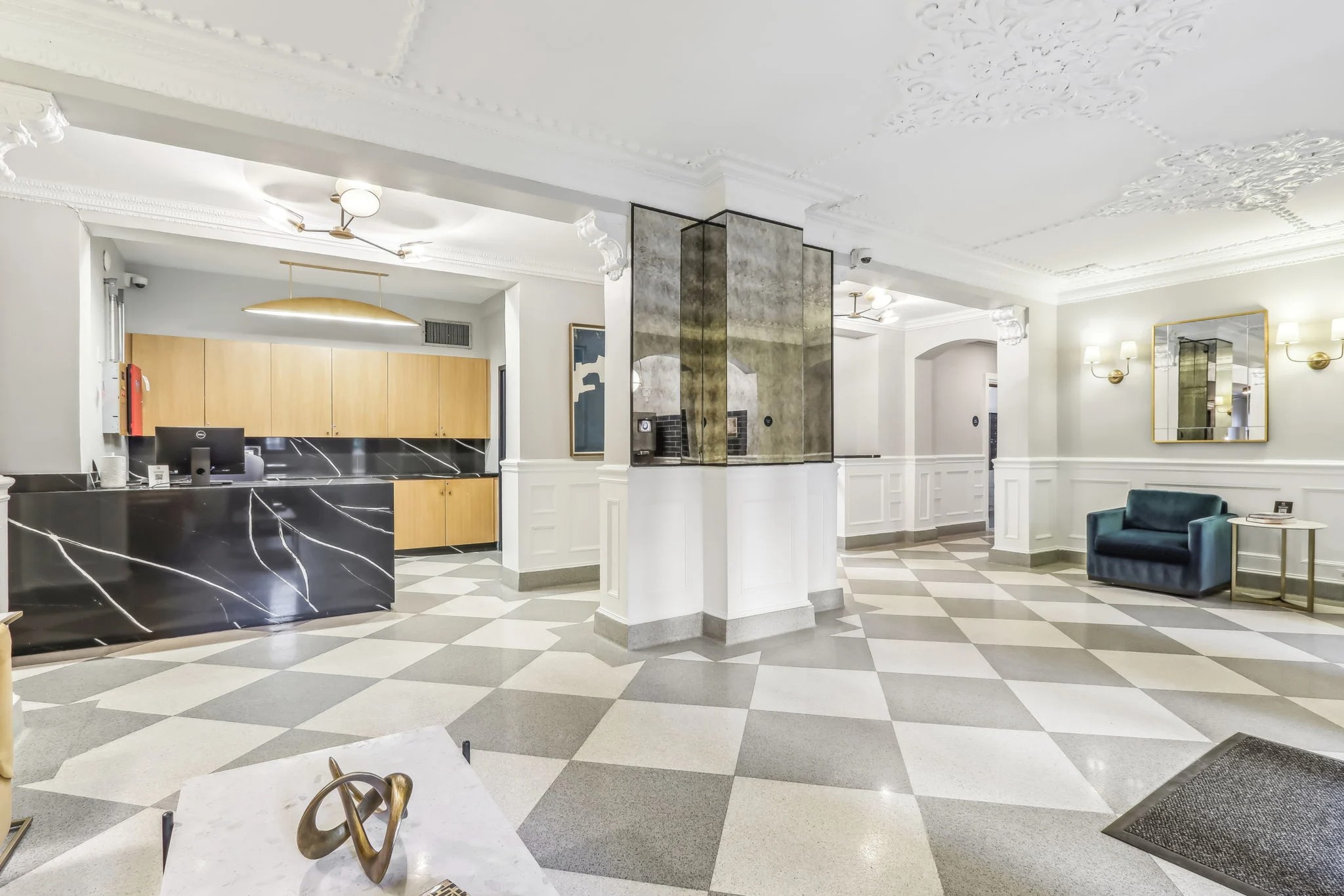 The Oliver on LaSalle front desk and lobby